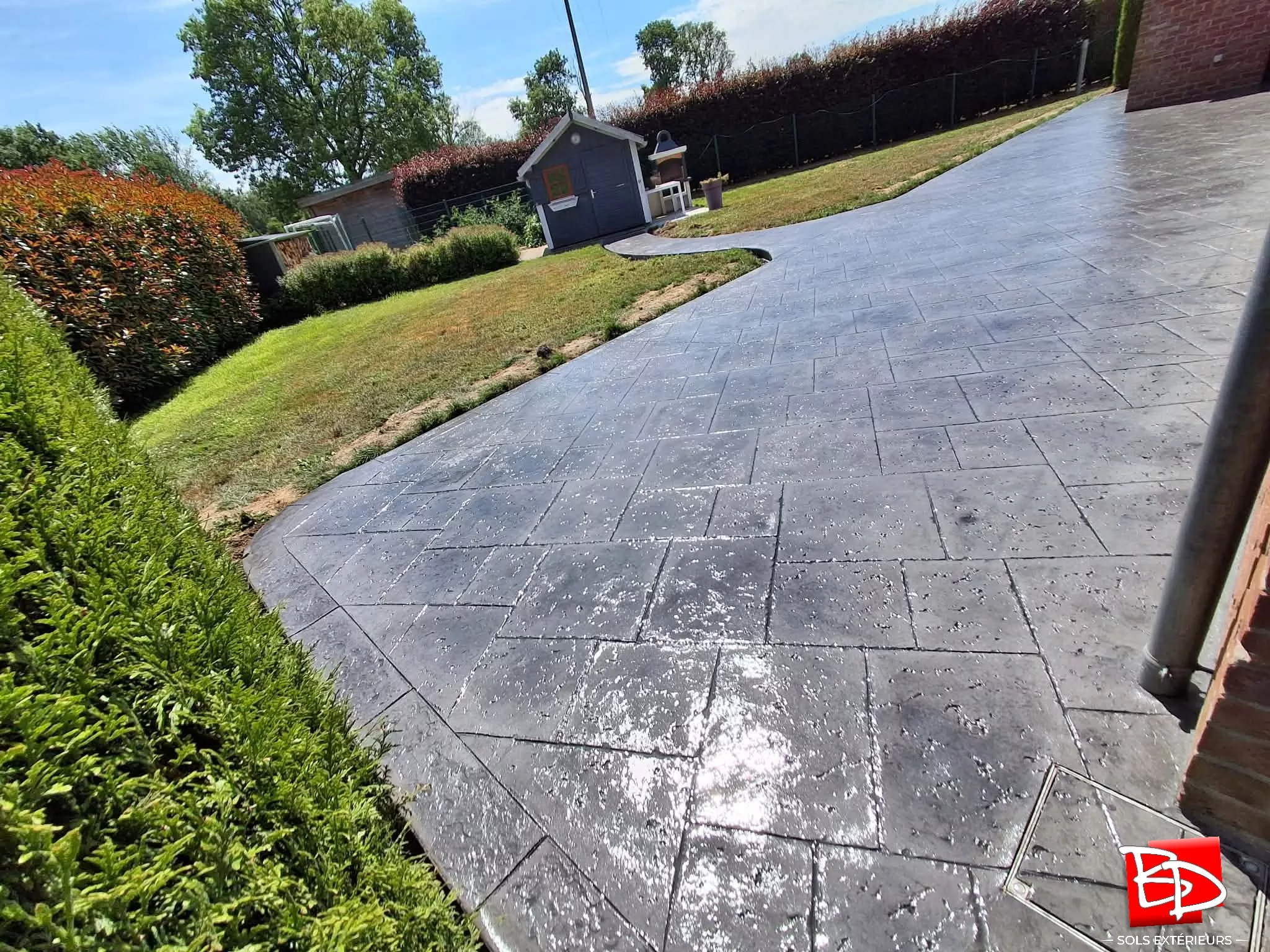 Terrasse et cheminement en béton imprimé